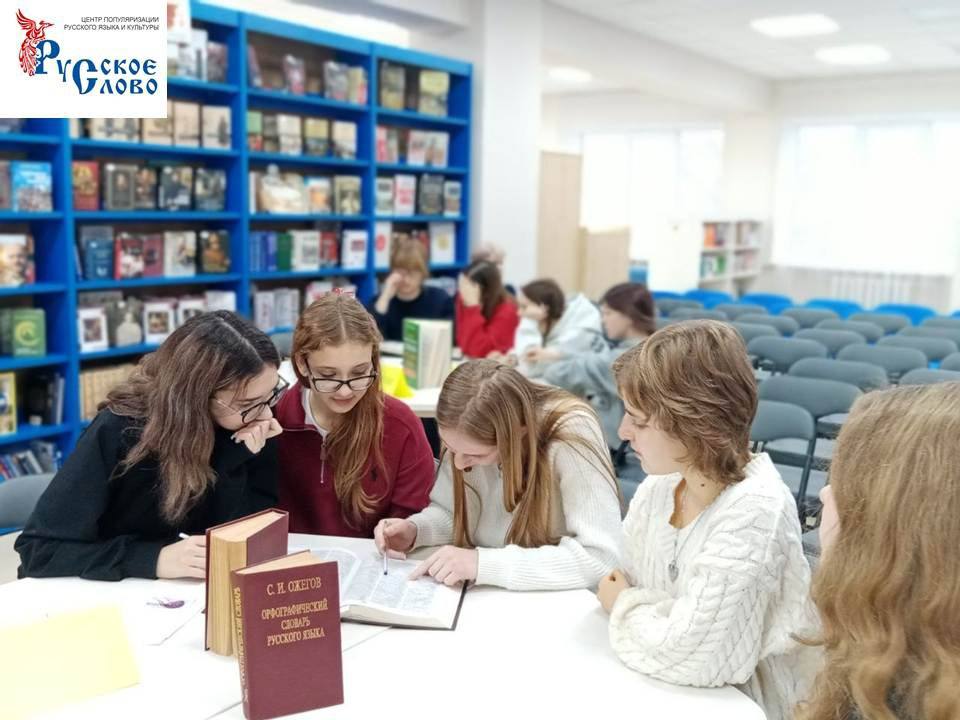 21 ноября, в читальном зале центральной городской модельной библиотеке прошел библиотечный урок «Они знают все обо всем», посвященный Дню словарей и энциклопедий 21 ноября, в читальном зале центральной городской модельной библиотеке прошел библиотечный урок «Они знают все обо всем», посвященный Дню словарей и энциклопедий