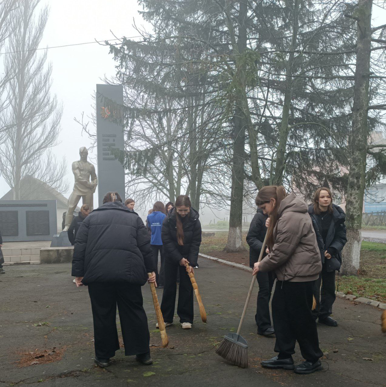 Сергей Юзвинкевич: Сегодня в с. Заря, встретился с ребятами из ГБОУ "Зарянская школа Володарского м.о." и ГБОУ "Кальчикская школа Володарского м.о.", активистами "Молодой Гвардии" Сергей Юзвинкевич: Сегодня в с. Заря, встретился с ребятами из ГБОУ "Зарянская школа Володарского м.о." и ГБОУ "Кальчикская школа Володарского м.о.", активистами "Молодой Гвардии"