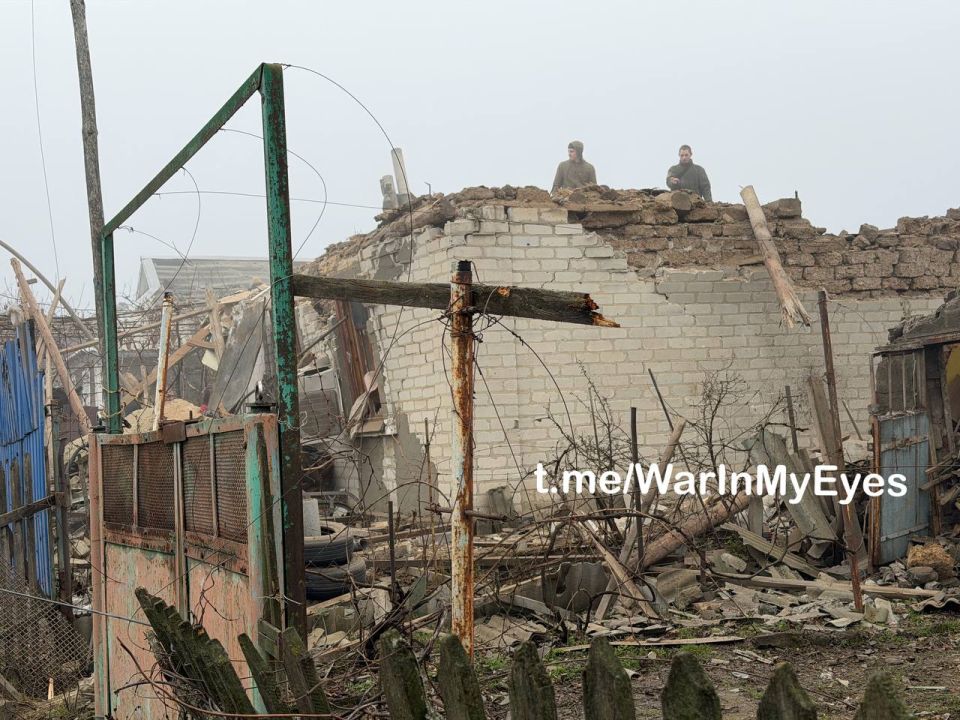 Последствия прилета ударного дрона FP-2 ( Чехия ) в частный жилой дом в Докучаевске сегодня утром Последствия прилета ударного дрона FP-2 ( Чехия ) в частный жилой дом в Докучаевске сегодня утром