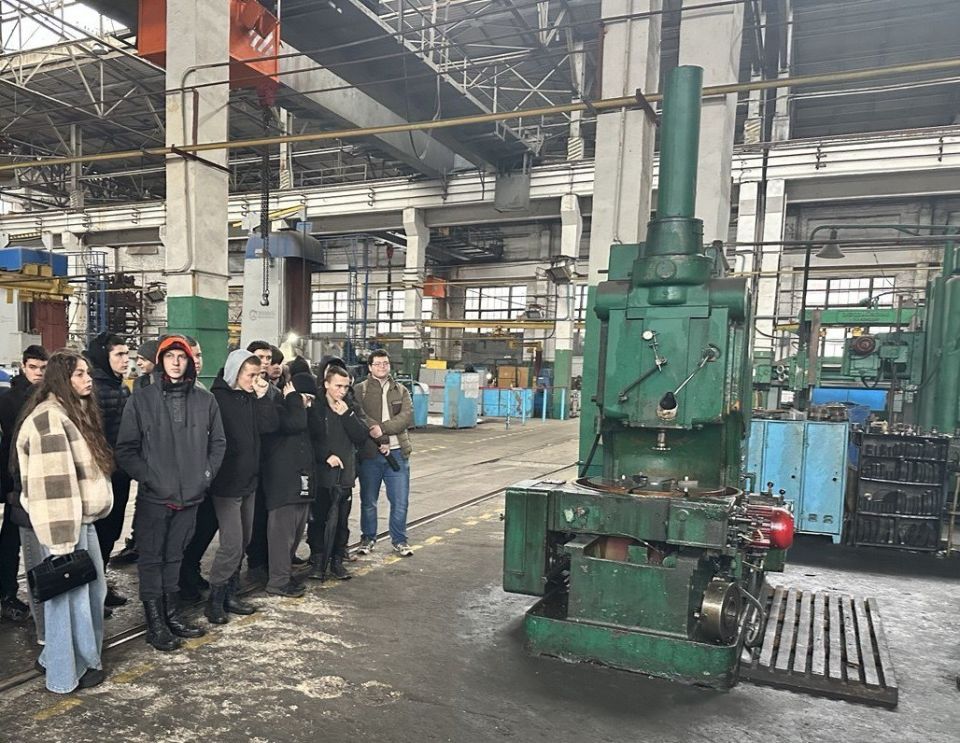 Первые шаги в профессию молодёжи региона в ходе профтуров на предприятия - в #ДАЙДЖЕСТ_ЦЗ_ДНР за неделю Первые шаги в профессию молодёжи региона в ходе профтуров на предприятия - в #ДАЙДЖЕСТ_ЦЗ_ДНР за неделю