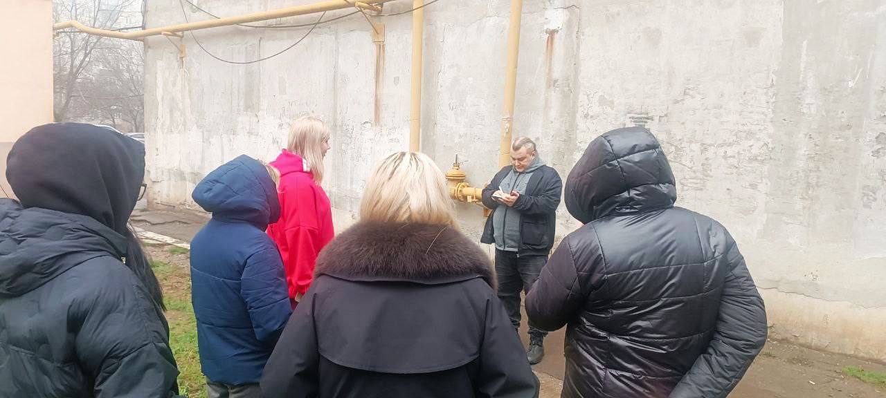 Сегодня, 21 ноября в Червоногвардейском районе состоялась встреча лидера общественного мнения Юрия Сирош с жителями жилого массива Горького на придомовой территории у дома № 6 по улице Чубаря Сегодня, 21 ноября в Червоногвардейском районе состоялась встреча лидера общественного мнения Юрия Сирош с жителями жилого массива Горького на придомовой территории у дома № 6 по улице Чубаря