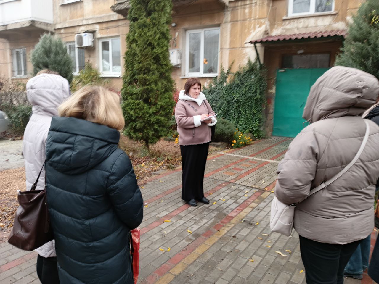 Сегодня, 21 ноября 2025 года, по поручению Главы Республики Дениса Пушилина, активист района Юлия Мартыненко провела встречу с жителями по адресу: ул. Уральская, 17