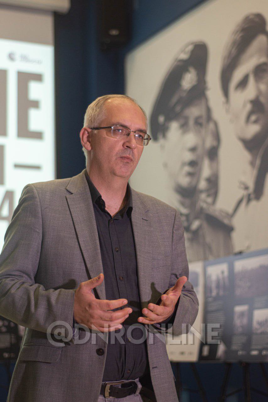 В военно-историческом музее Великой Отечественной войны представили выставочный проект «Отражение: 1941-1945», рассказывающий о фронтовых кино- и фотокорреспондентах, военных журналистах, работниках радио и художниках... В военно-историческом музее Великой Отечественной войны представили выставочный проект «Отражение: 1941-1945», рассказывающий о фронтовых кино- и фотокорреспондентах, военных журналистах, работниках радио и художниках...