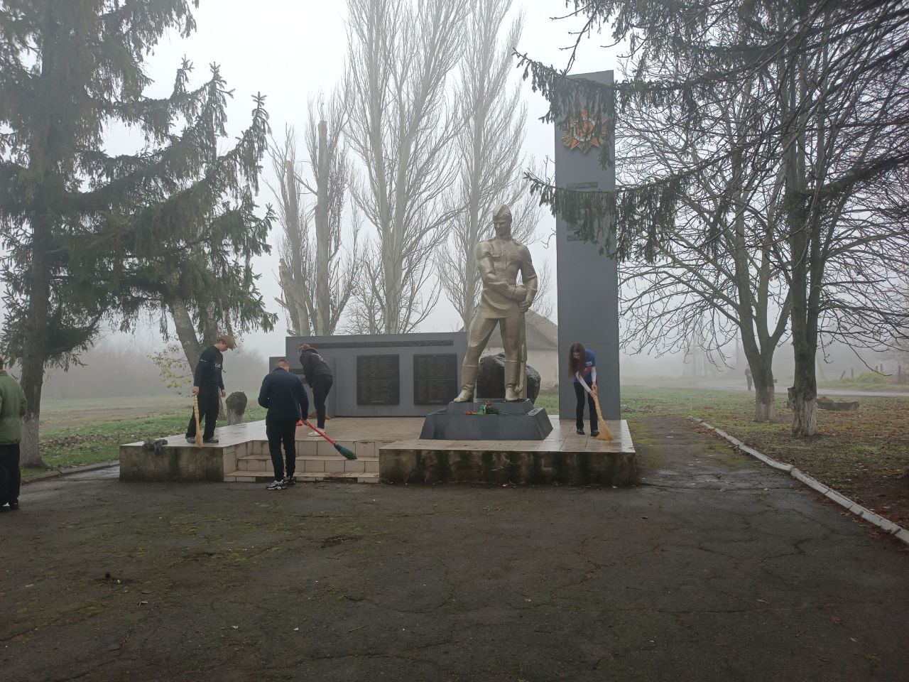 Сергей Юзвинкевич: Сегодня в с. Заря, встретился с ребятами из ГБОУ "Зарянская школа Володарского м.о." и ГБОУ "Кальчикская школа Володарского м.о.", активистами "Молодой Гвардии"