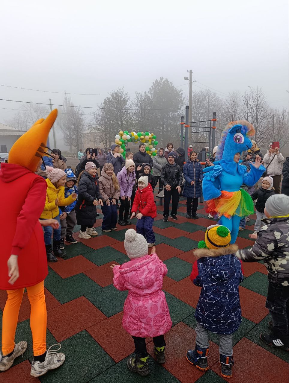 В Коммунаровке торжественно открыли детскую игровую площадку В Коммунаровке торжественно открыли детскую игровую площадку
