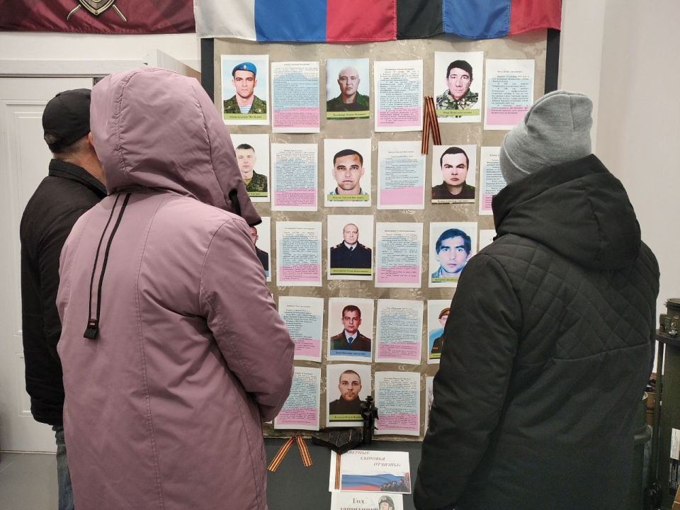21 ноября 2025г. накануне Международного праздника Дня сыновей, в Волновахском окружном историко-краеведческом музее проходит выставка «Верные сыновья Отчизны» 21 ноября 2025г. накануне Международного праздника Дня сыновей, в Волновахском окружном историко-краеведческом музее проходит выставка «Верные сыновья Отчизны»