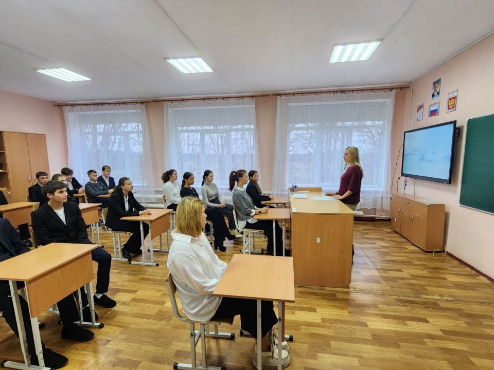 20 ноября 2025 года в рамках Всероссийской акции "День правовой помощи детям" депутат Тельмановского муниципального совета Юлия Линник встретилась с учащимися 8-11 классов ГБОУ "Михайловская школа Тельмановского... 20 ноября 2025 года в рамках Всероссийской акции "День правовой помощи детям" депутат Тельмановского муниципального совета Юлия Линник встретилась с учащимися 8-11 классов ГБОУ "Михайловская школа Тельмановского...