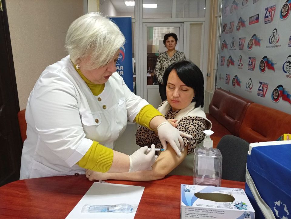 Константин Зинченко: В Волновахе продолжается вакцинация от гриппа Константин Зинченко: В Волновахе продолжается вакцинация от гриппа
