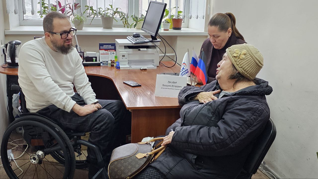 Прием члена Комитета Народного Совета по труду, занятости, социальной политике и делам ветеранов, депутата Народного Совета ДНР Ярослава Лисобея Прием члена Комитета Народного Совета по труду, занятости, социальной политике и делам ветеранов, депутата Народного Совета ДНР Ярослава Лисобея