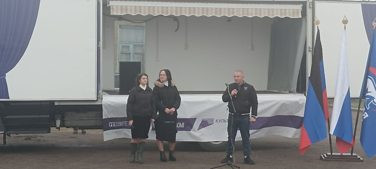 В Коммунаровке торжественно открыли детскую игровую площадку