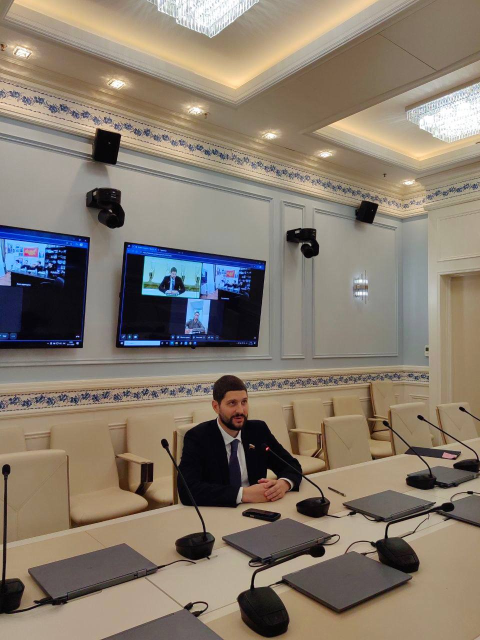 Александр Волошин: Сегодня пообщался с финалистами Всероссийского проекта «Лига ораторов» — учениками 10а класса Многопрофильного лицея №1 Донецка Зинченко Данилом, Шупик Павлом и Заика Тимуром