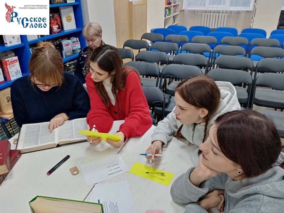 21 ноября, в читальном зале центральной городской модельной библиотеке прошел библиотечный урок «Они знают все обо всем», посвященный Дню словарей и энциклопедий 21 ноября, в читальном зале центральной городской модельной библиотеке прошел библиотечный урок «Они знают все обо всем», посвященный Дню словарей и энциклопедий