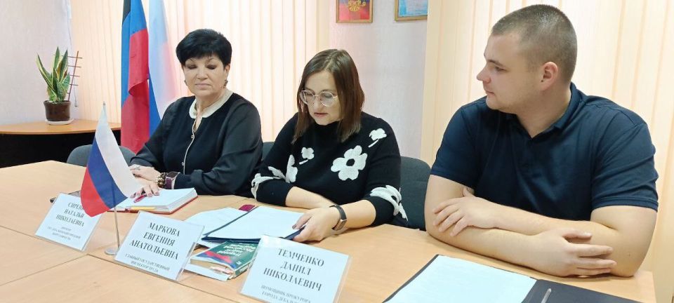 Специалист Юго-Западной трудинспекции Евгения Маркова совместно с представителем прокуратуры города Дебальцево и ГКУ «Дебальцевский городской центр занятости» приняла участие в заседании по вопросам труда несовершеннолетних Специалист Юго-Западной трудинспекции Евгения Маркова совместно с представителем прокуратуры города Дебальцево и ГКУ «Дебальцевский городской центр занятости» приняла участие в заседании по вопросам труда несовершеннолетних
