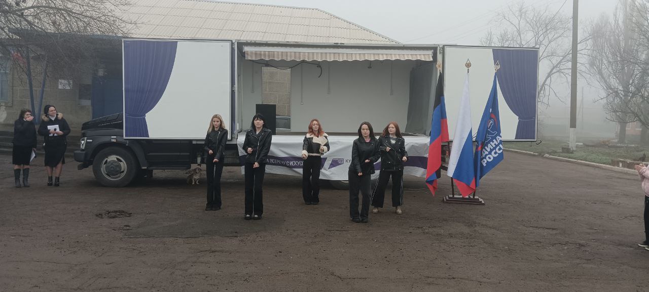 В Коммунаровке торжественно открыли детскую игровую площадку В Коммунаровке торжественно открыли детскую игровую площадку