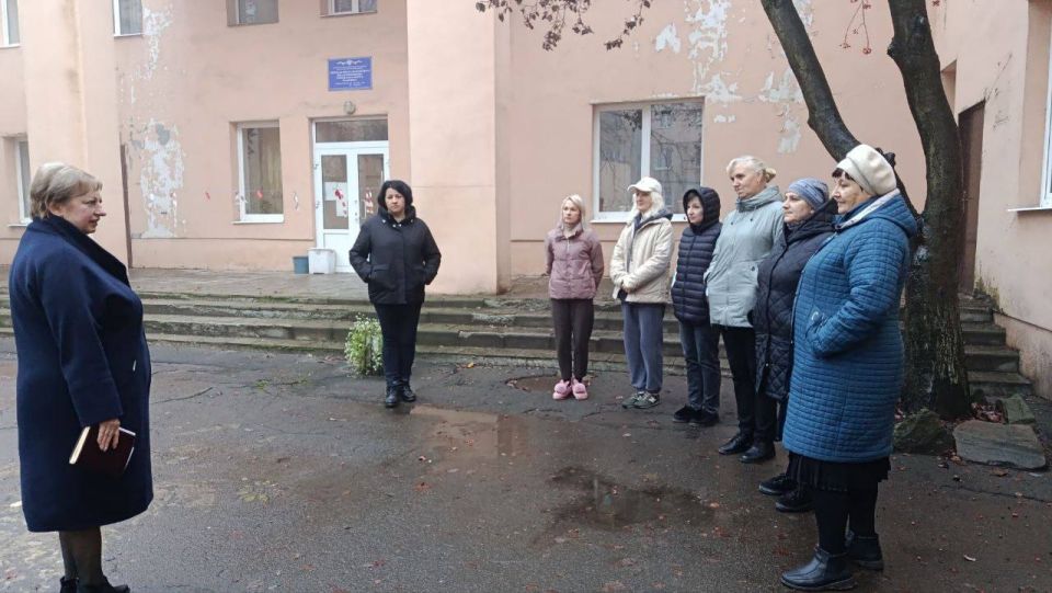 21 ноября возле библиотеки им. А.С. Пушкина состоялась встреча заместителя руководителя Управы Советского внутригородского района Администрации городского округа Макеевка Надежды Прокапович с местными жителями 21 ноября возле библиотеки им. А.С. Пушкина состоялась встреча заместителя руководителя Управы Советского внутригородского района Администрации городского округа Макеевка Надежды Прокапович с местными жителями