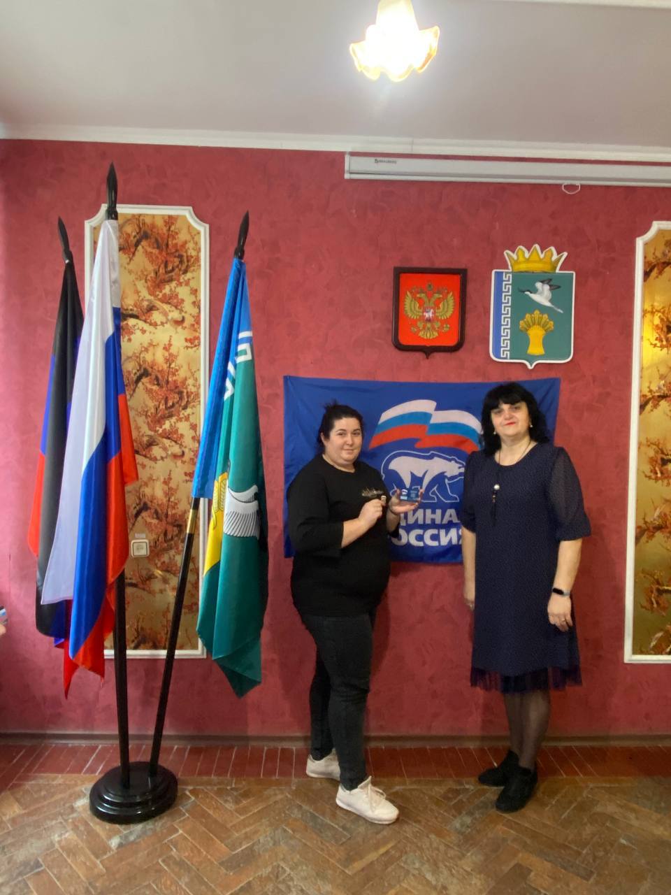 В Мангушском местном отделении Всероссийской политической партии «Единая Россия» состоялась торжественная церемония вручения партийных билетов новым членам партии В Мангушском местном отделении Всероссийской политической партии «Единая Россия» состоялась торжественная церемония вручения партийных билетов новым членам партии