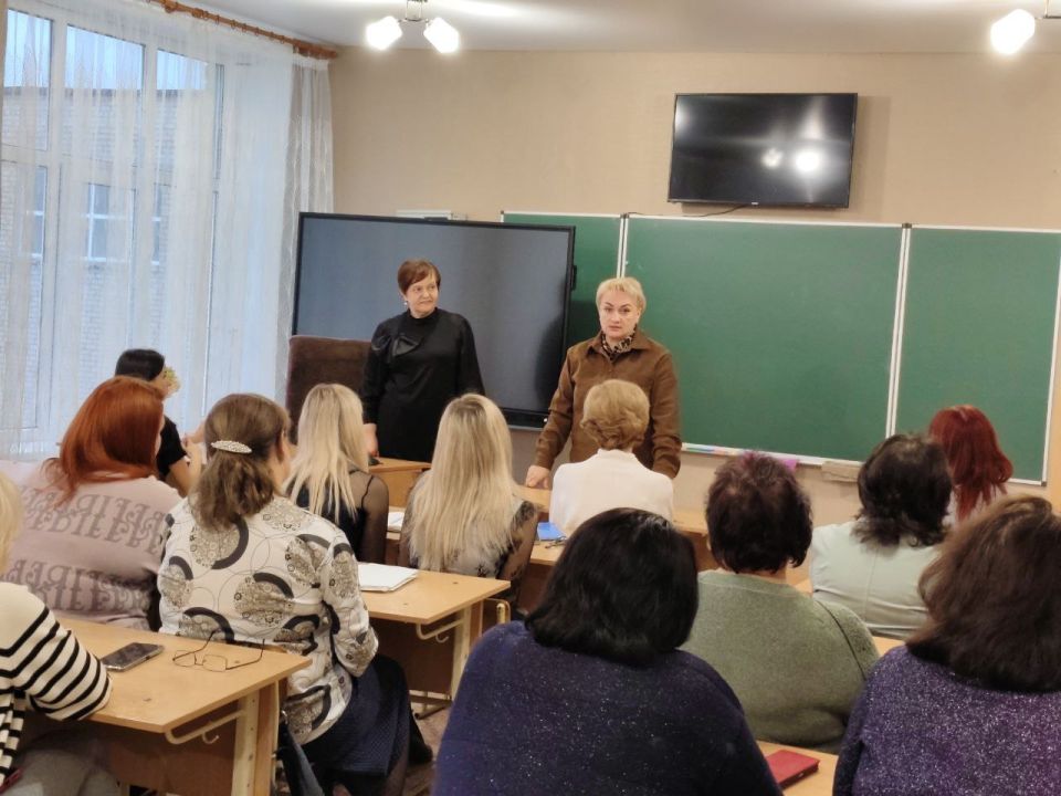 Юлия Крюкова совместно с заместителем главы г.о. Макеевки Ириной Лях по поручению Главы ДНР Дениса Пушилина провели встречу с трудовым коллективом школы №62 Юлия Крюкова совместно с заместителем главы г.о. Макеевки Ириной Лях по поручению Главы ДНР Дениса Пушилина провели встречу с трудовым коллективом школы №62