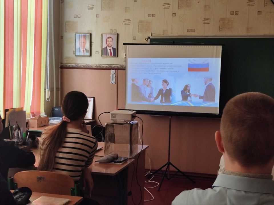 В школах Ждановки прошли занятия, посвященные Всемирному дню приветствия В школах Ждановки прошли занятия, посвященные Всемирному дню приветствия