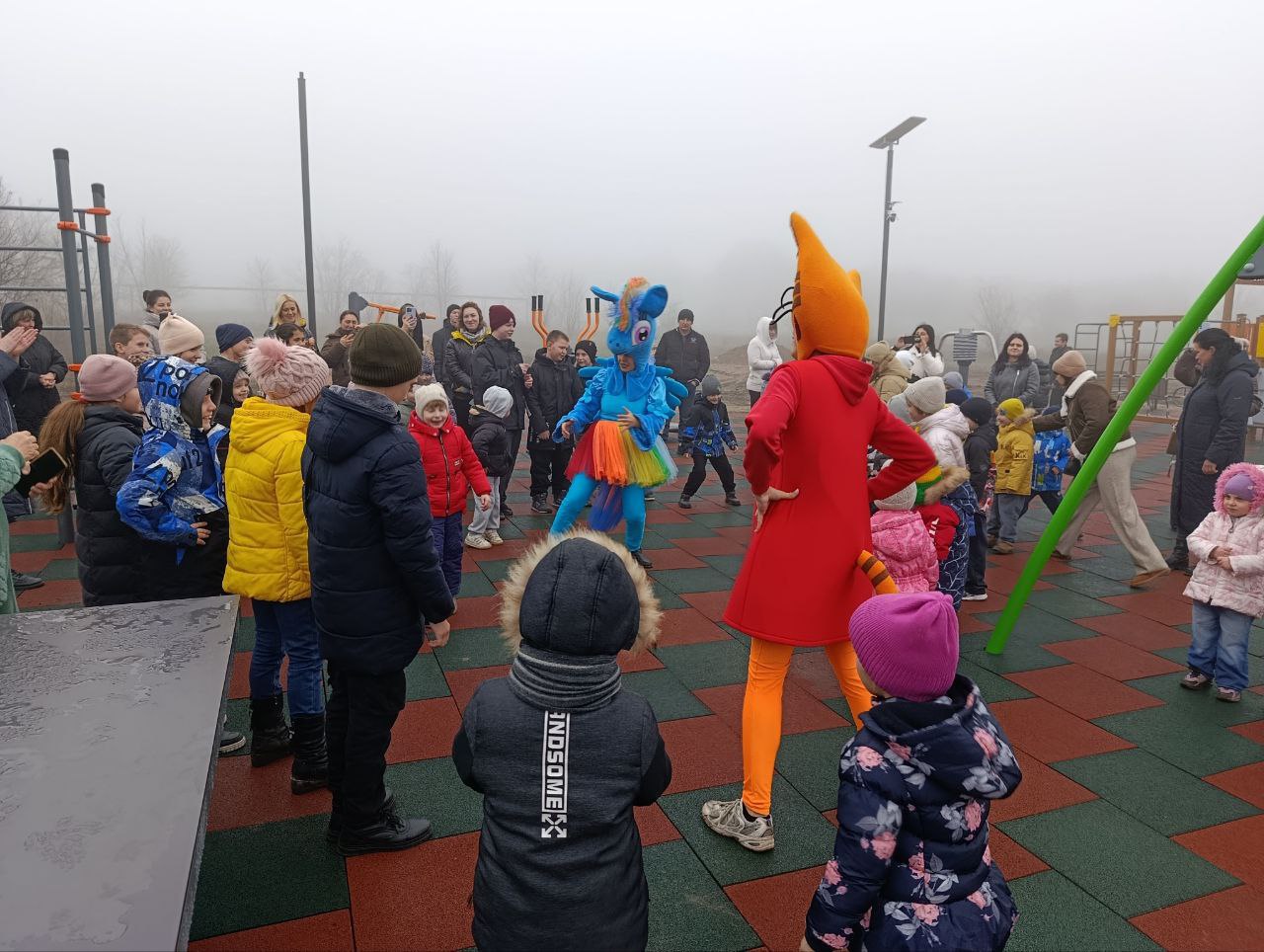 В Коммунаровке торжественно открыли детскую игровую площадку В Коммунаровке торжественно открыли детскую игровую площадку