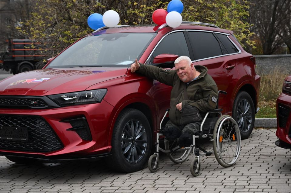 На днях пятеро ветеранов-защитников Донбасса обрели долгожданную свободу передвижения благодаря автомобилям с ручным управлением, предоставленным фондом «Защитники Отечества» На днях пятеро ветеранов-защитников Донбасса обрели долгожданную свободу передвижения благодаря автомобилям с ручным управлением, предоставленным фондом «Защитники Отечества»