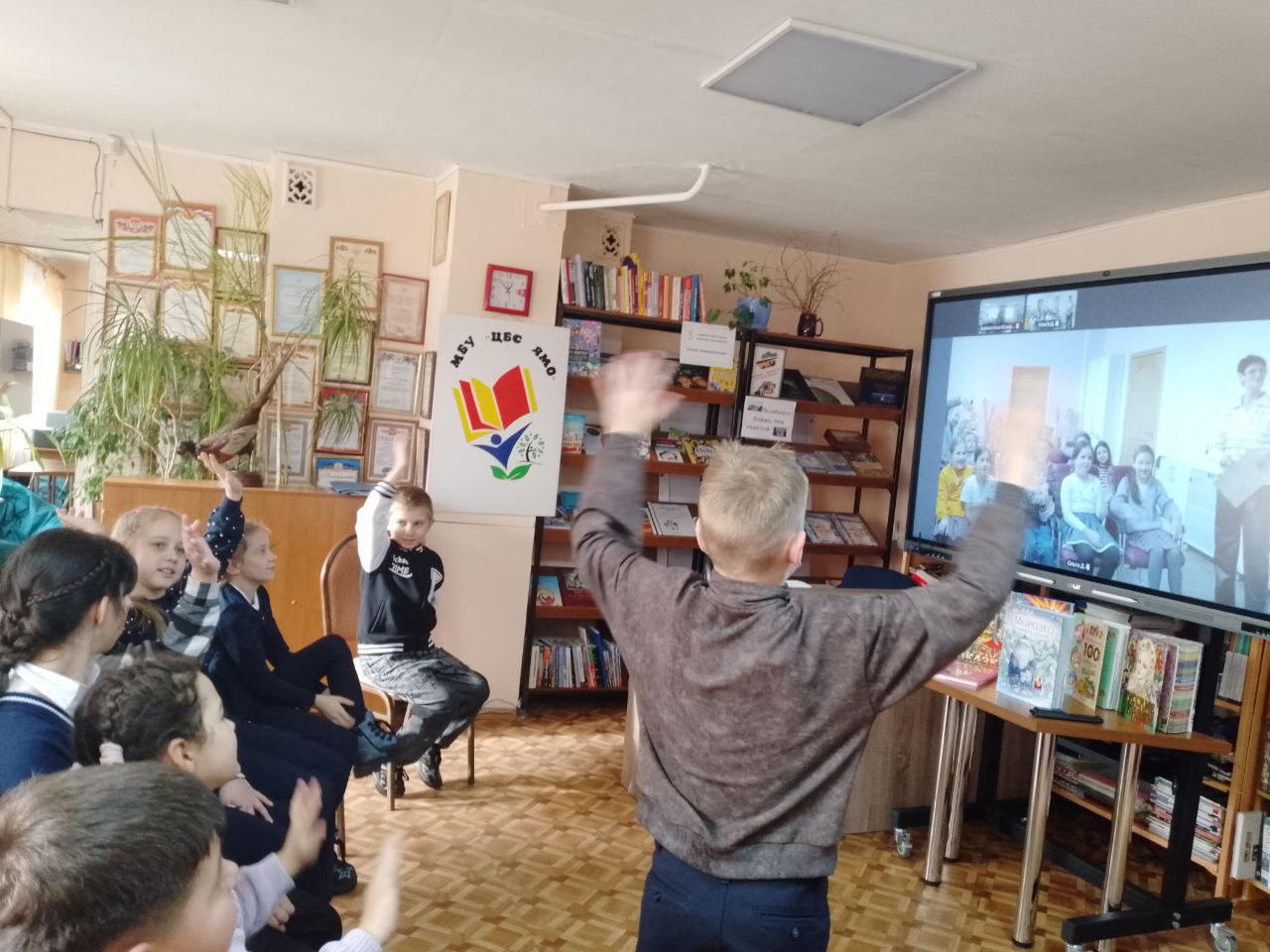 «Сказочный компас». Сегодня, 21 ноября, в центральной городской библиотеке состоялся телемост, на котором ученики 3 класса ГБОУ «Школа № 6 Ясиноватского МО» встретились со своими сверстниками из города Гвардейска...