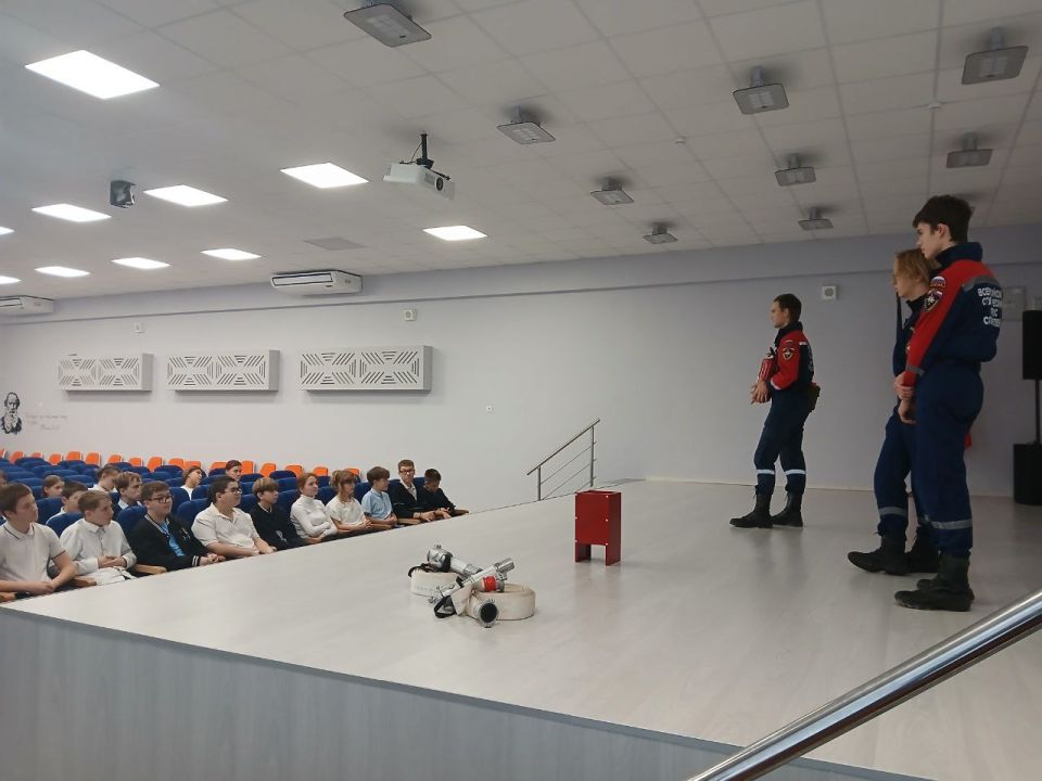 «Школа антитеррора». Студенты-спасатели Донецкого РО ВСКС провели практические занятия для учащихся мариупольских школ №68, №14 и №59 «Школа антитеррора». Студенты-спасатели Донецкого РО ВСКС провели практические занятия для учащихся мариупольских школ №68, №14 и №59