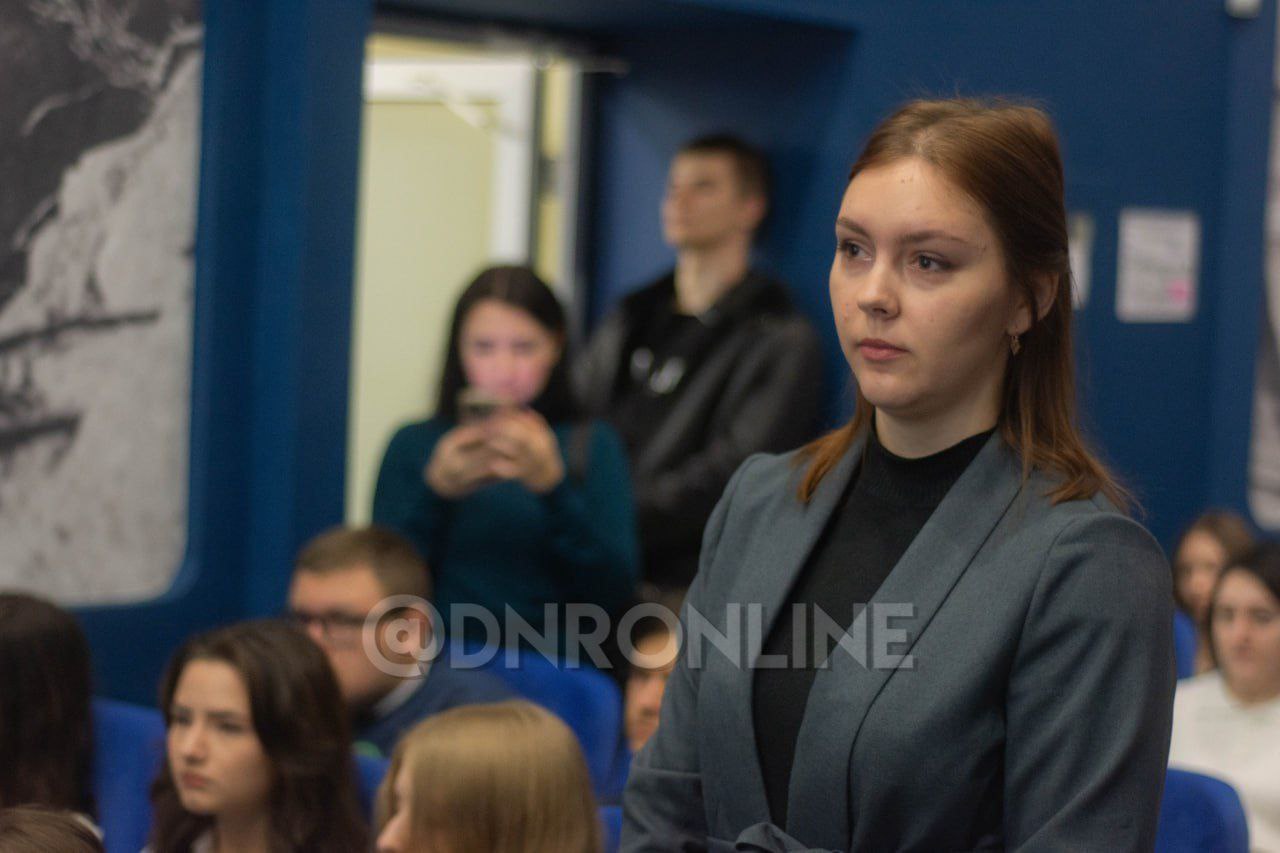 В военно-историческом музее Великой Отечественной войны представили выставочный проект «Отражение: 1941-1945», рассказывающий о фронтовых кино- и фотокорреспондентах, военных журналистах, работниках радио и художниках... В военно-историческом музее Великой Отечественной войны представили выставочный проект «Отражение: 1941-1945», рассказывающий о фронтовых кино- и фотокорреспондентах, военных журналистах, работниках радио и художниках...