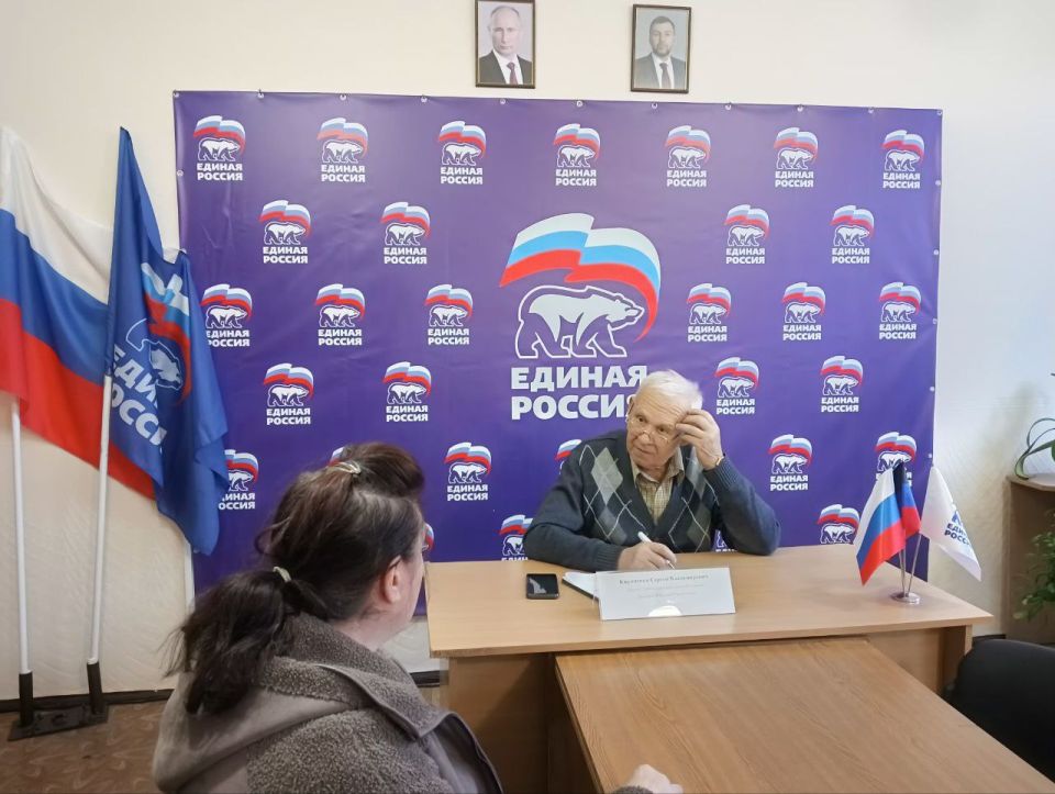 20 ноября депутат Дебальцевского городского совета Донецкой Народной Республики Сергей Кириченко провел личный прием граждан в общественной приемной Всероссийской политической партии "Единая Россия" 20 ноября депутат Дебальцевского городского совета Донецкой Народной Республики Сергей Кириченко провел личный прием граждан в общественной приемной Всероссийской политической партии "Единая Россия"