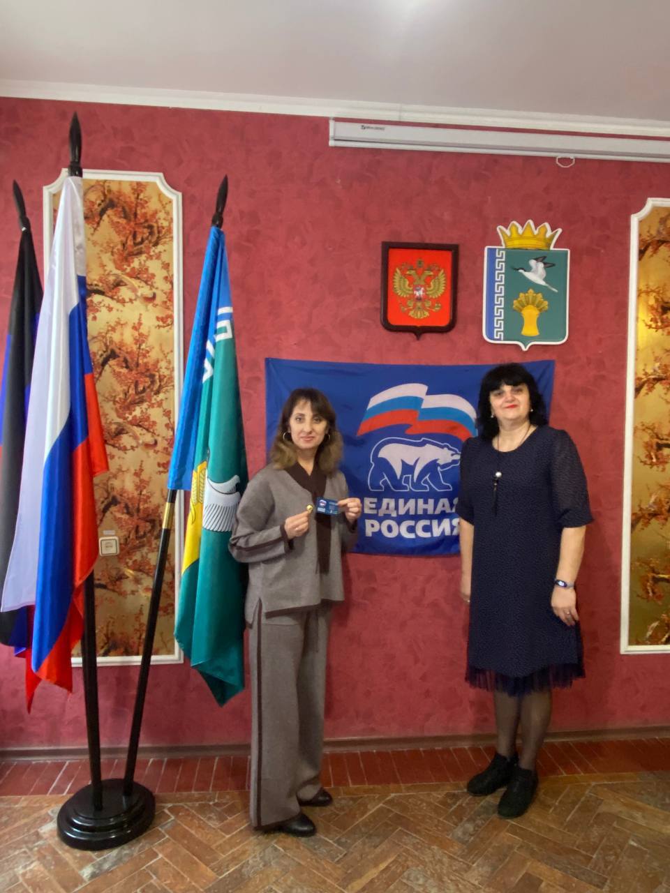 В Мангушском местном отделении Всероссийской политической партии «Единая Россия» состоялась торжественная церемония вручения партийных билетов новым членам партии