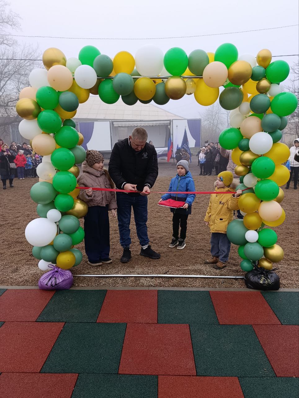 В Коммунаровке торжественно открыли детскую игровую площадку В Коммунаровке торжественно открыли детскую игровую площадку