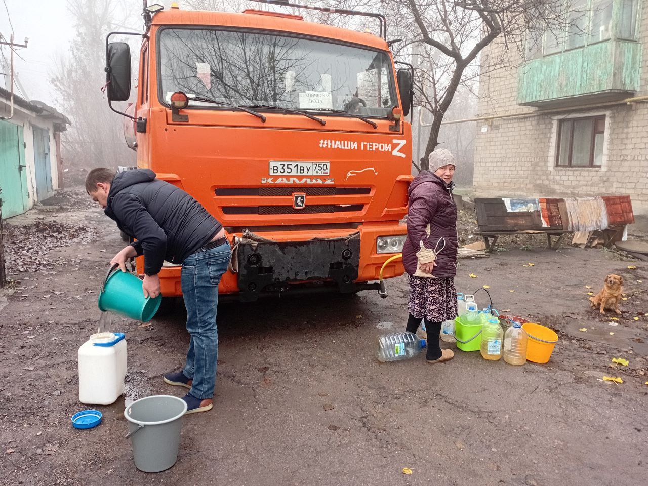 Сегодня, 21 ноября, в Кировском внутригородском районе, согласно поступившим заявкам, был организован подвоз воды для жителей домов, в которые в установленный графиком день не поступила вода