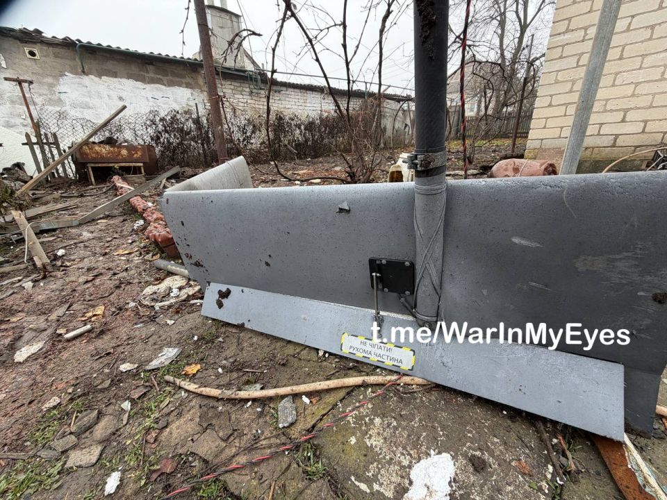 Последствия прилета ударного дрона FP-2 ( Чехия ) в частный жилой дом в Докучаевске сегодня утром Последствия прилета ударного дрона FP-2 ( Чехия ) в частный жилой дом в Докучаевске сегодня утром