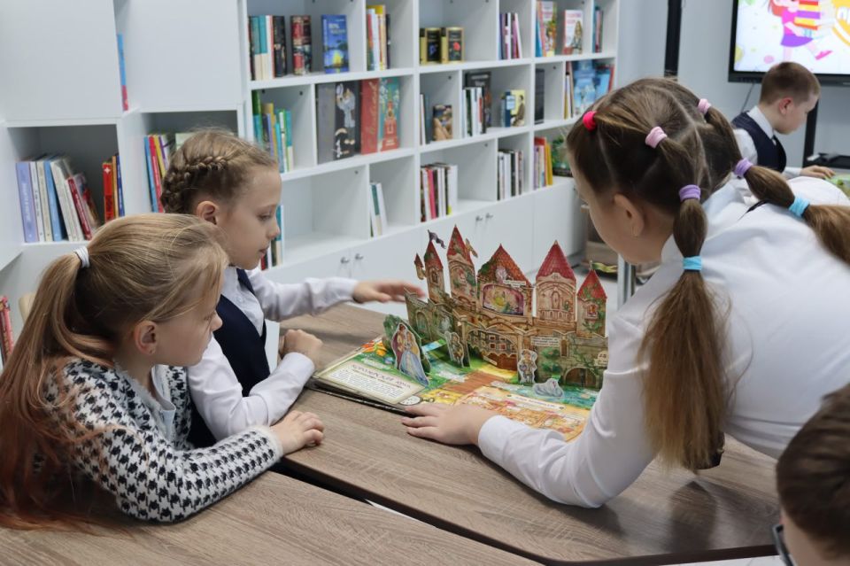 Ознакомительная экскурсия. Центральная детская библиотека продолжает ознакомительные экскурсии для школьников по библиотеке нового поколения Ознакомительная экскурсия. Центральная детская библиотека продолжает ознакомительные экскурсии для школьников по библиотеке нового поколения