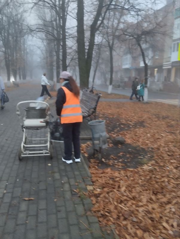 Сотрудниками МУП АГЯ "ЖЭК" 20.11.2025 выполнена уборка территорий благоустройства г. Ясиноватая Сотрудниками МУП АГЯ "ЖЭК" 20.11.2025 выполнена уборка территорий благоустройства г. Ясиноватая