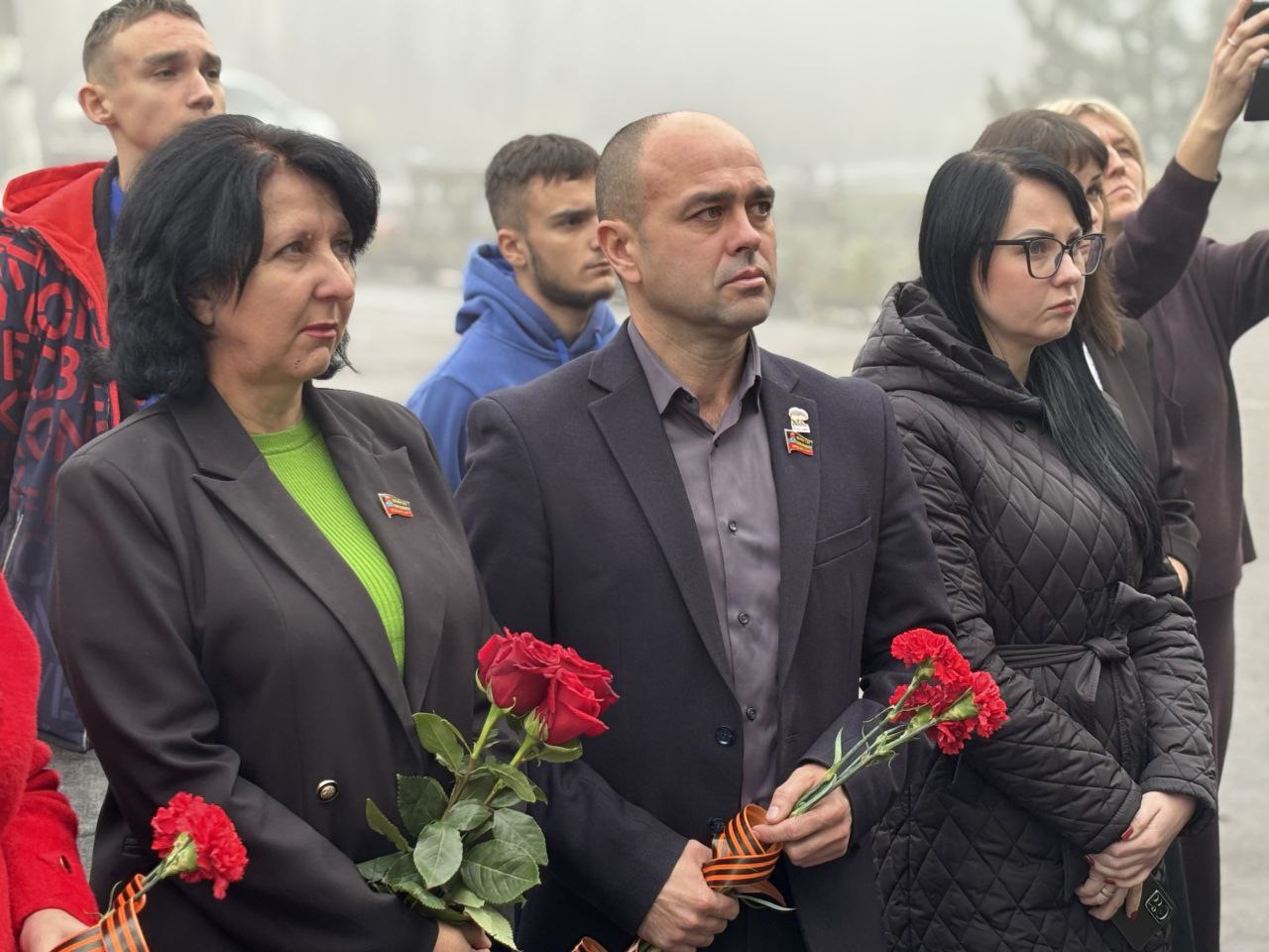 В Школе №18 г.о. Торез открыли "Парту Героя" и мемориальную доску в честь Евгения Макаренко