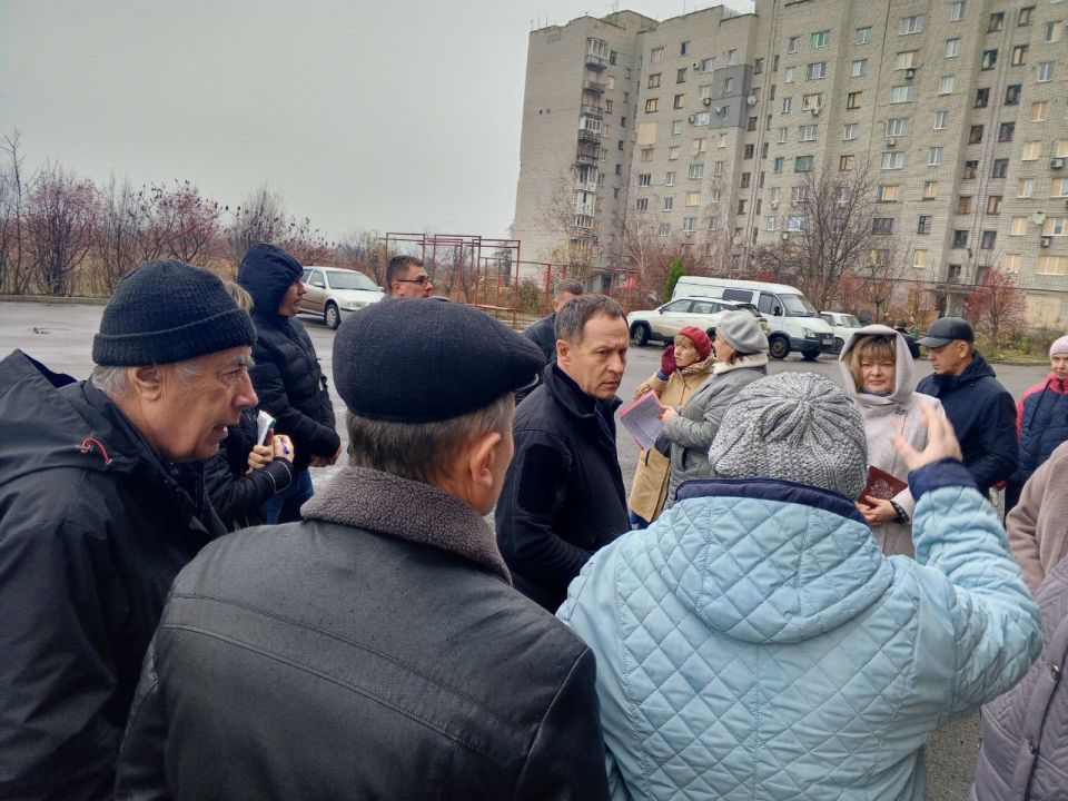 Александр Пеняев: На встрече с жителями дома № 11 в 3-м микрорайоне обсудили целый ряд тем, которые сегодня остаются актуальными для многих жителей округа Александр Пеняев: На встрече с жителями дома № 11 в 3-м микрорайоне обсудили целый ряд тем, которые сегодня остаются актуальными для многих жителей округа