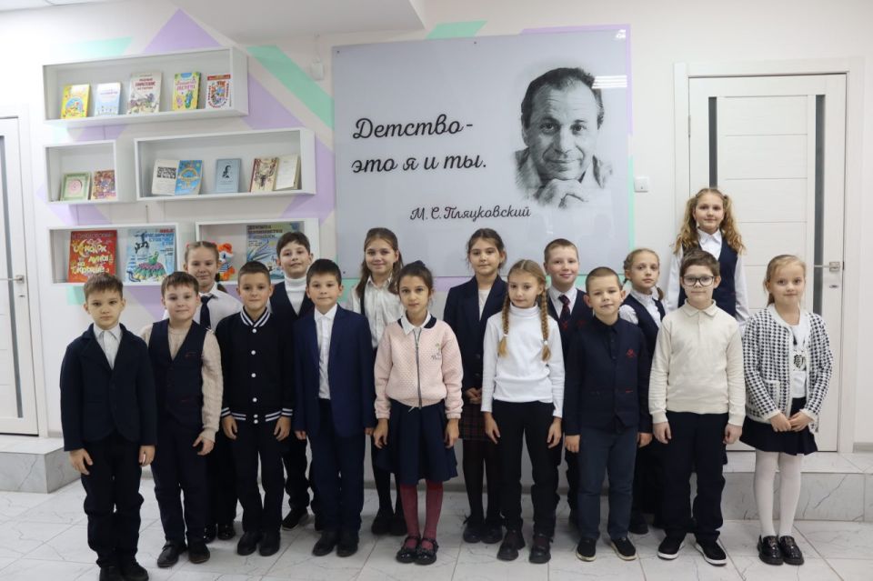 Ознакомительная экскурсия. Центральная детская библиотека продолжает ознакомительные экскурсии для школьников по библиотеке нового поколения Ознакомительная экскурсия. Центральная детская библиотека продолжает ознакомительные экскурсии для школьников по библиотеке нового поколения