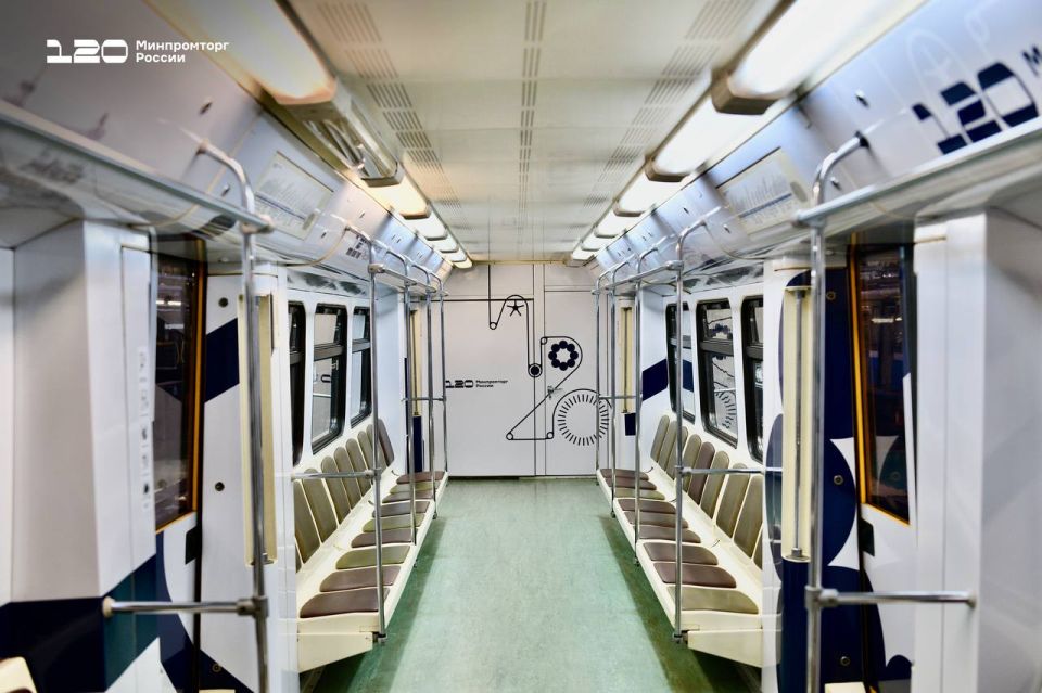 К юбилею Минпромторга России в метро запустили тематический поезд! К юбилею Минпромторга России в метро запустили тематический поезд!