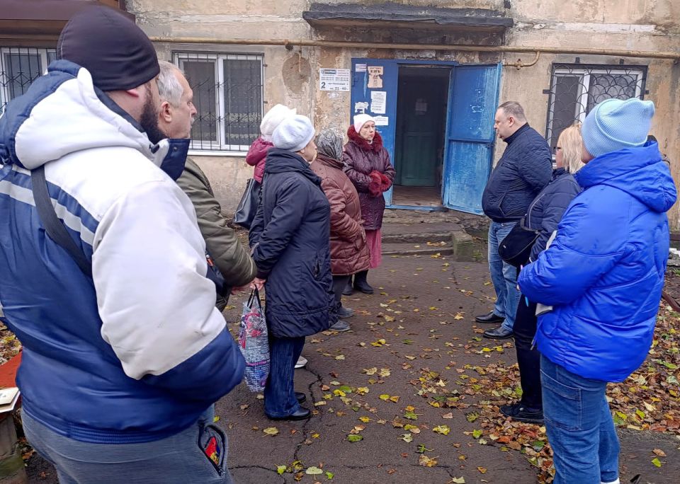 Иван Адамец: В Куйбышевском районе состоялась рабочая встреча заместителя руководителя управы Алексея Шлапака и представителей Единого регионального фонда по МКД с жителями многоквартирного дома №1 на проспекте Колхозном Иван Адамец: В Куйбышевском районе состоялась рабочая встреча заместителя руководителя управы Алексея Шлапака и представителей Единого регионального фонда по МКД с жителями многоквартирного дома №1 на проспекте Колхозном