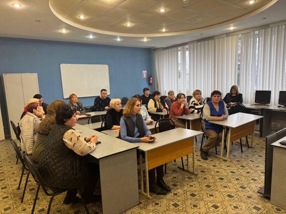 Виктор Николаенко провел встречу с трудовым коллективом школы № 49 в Макеевке Виктор Николаенко провел встречу с трудовым коллективом школы № 49 в Макеевке