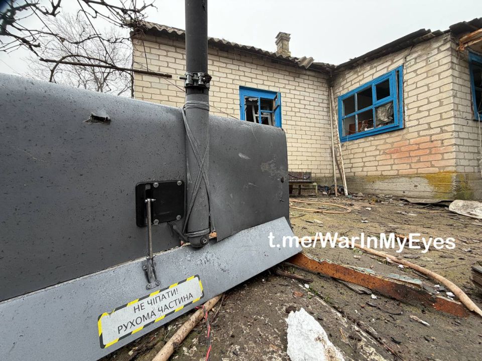 Последствия прилета ударного дрона FP-2 ( Чехия ) в частный жилой дом в Докучаевске сегодня утром Последствия прилета ударного дрона FP-2 ( Чехия ) в частный жилой дом в Докучаевске сегодня утром