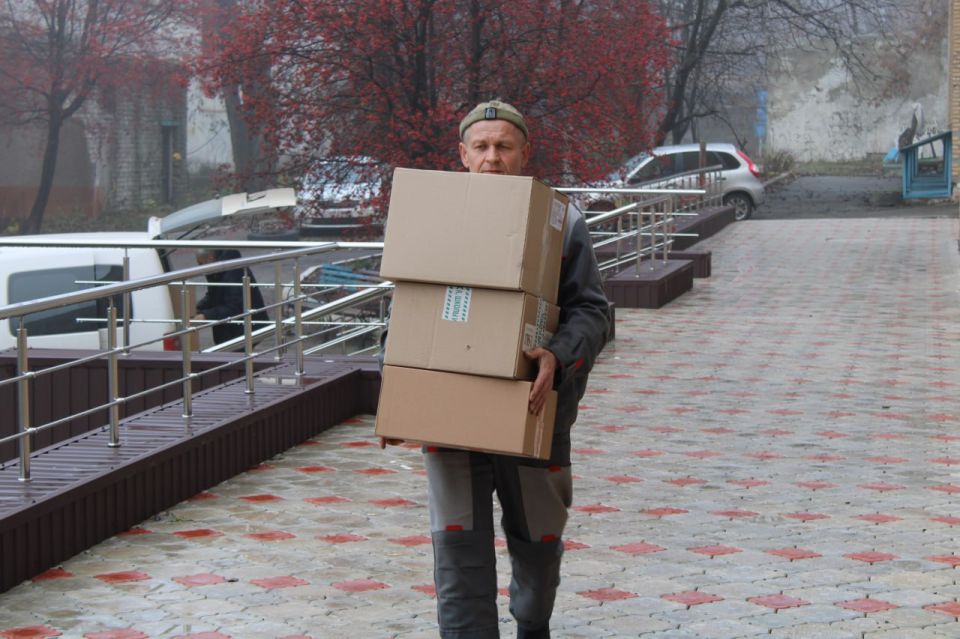 Иван Приходько: В социально-реабилитационный центр для несовершеннолетних города Горловка были переданы подарки от наших друзей из Ростова-на-Дону и лично от сопредседателя Всероссийской ассоциации развития местного... Иван Приходько: В социально-реабилитационный центр для несовершеннолетних города Горловка были переданы подарки от наших друзей из Ростова-на-Дону и лично от сопредседателя Всероссийской ассоциации развития местного...