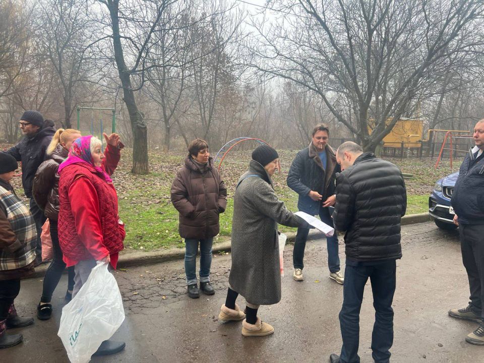 По поручению Главы ДНР Дениса Пушилин 21.11.2025 по адресу: г. Донецк, ул. Днепродзержинская, 15 состоялась встреча с жителями, на которой присутствовал заместитель руководителя Управы Ленинского внутригородского района... По поручению Главы ДНР Дениса Пушилин 21.11.2025 по адресу: г. Донецк, ул. Днепродзержинская, 15 состоялась встреча с жителями, на которой присутствовал заместитель руководителя Управы Ленинского внутригородского района...