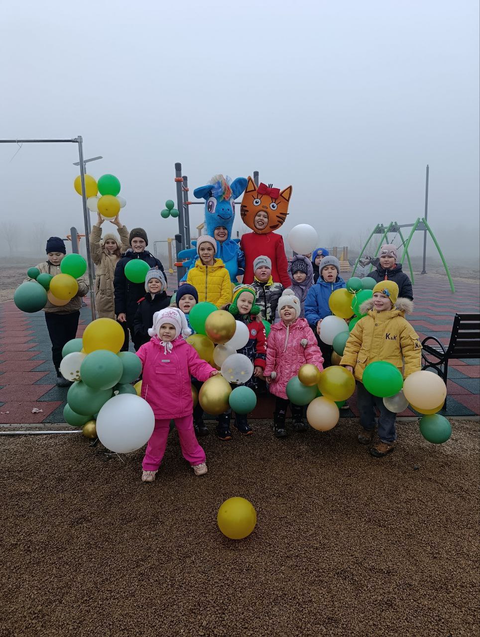 В Коммунаровке торжественно открыли детскую игровую площадку В Коммунаровке торжественно открыли детскую игровую площадку