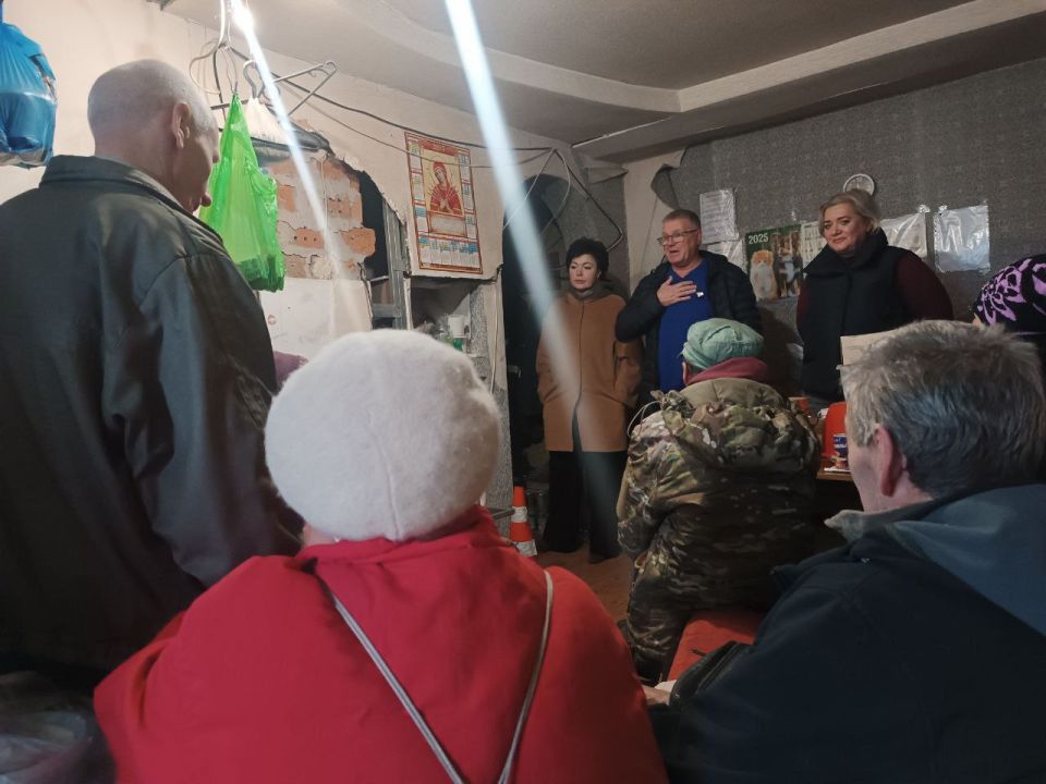 Председатель Ясиноватского муниципального совета Анна Бондарь, депутат Ясиноватского муниципального совета, директор МУП «ЖЭК» Владимир Сергиенко, начальник Авдеевского территориального отдела администрации ЯМО Марина... Председатель Ясиноватского муниципального совета Анна Бондарь, депутат Ясиноватского муниципального совета, директор МУП «ЖЭК» Владимир Сергиенко, начальник Авдеевского территориального отдела администрации ЯМО Марина...