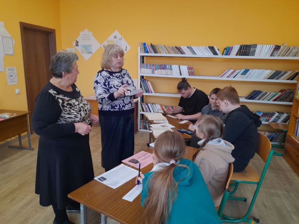 21 ноября в школьной библиотеке "Луганская школа 12" оформлена книжная выставка "Наши умные помощники" к замечательному празднику - День словарей и энциклопедий, который отмечается 22 ноября 21 ноября в школьной библиотеке "Луганская школа 12" оформлена книжная выставка "Наши умные помощники" к замечательному празднику - День словарей и энциклопедий, который отмечается 22 ноября