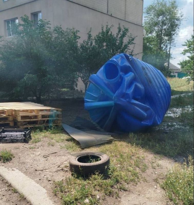 Из-за ненадежного паллета упала емкость для воды в Донецке, это не первый случай Из-за ненадежного паллета упала емкость для воды в Донецке, это не первый случай