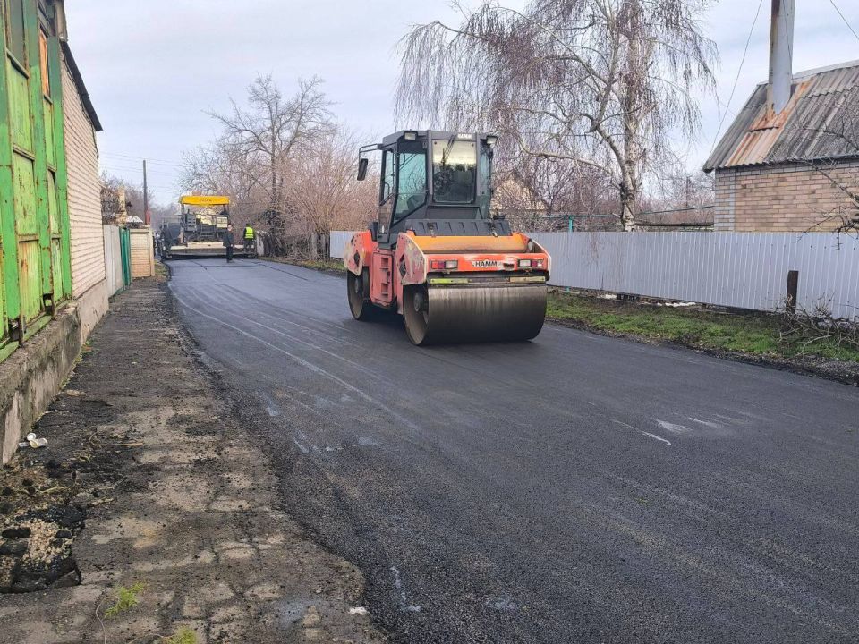 Денис Зубов: В рамках реализации первого этапа ремонта дорожного покрытия по переулку Лермонтова начата укладка асфальта Денис Зубов: В рамках реализации первого этапа ремонта дорожного покрытия по переулку Лермонтова начата укладка асфальта