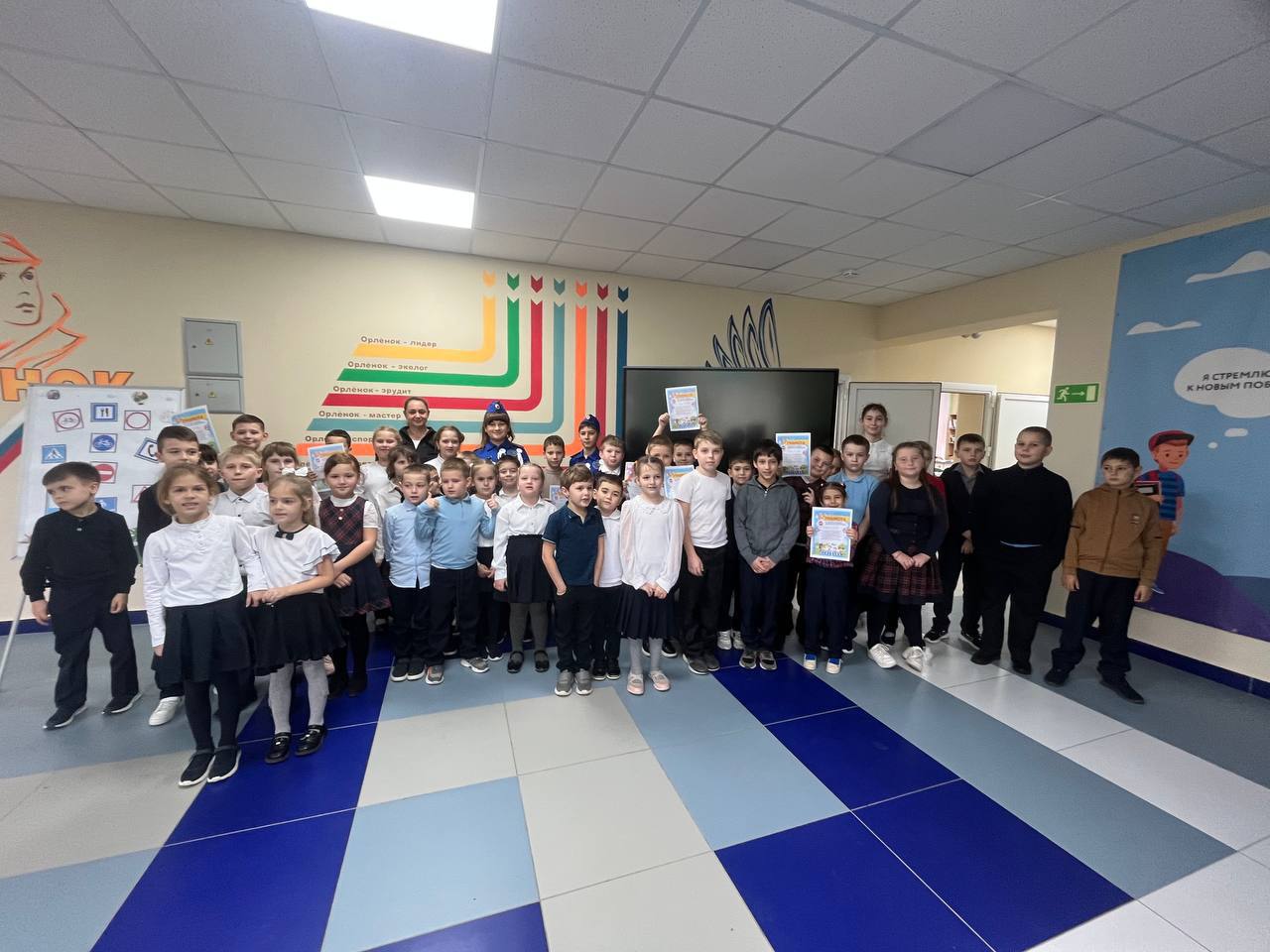 В Ялтинской школе #2 отряд ЮИД совместно с инспектором по пропаганде БДД ОГИБДД ОМВД РФ «Мангушский» подполковником полиции Куцияновой Юноной Викторовной провели В Ялтинской школе #2 отряд ЮИД совместно с инспектором по пропаганде БДД ОГИБДД ОМВД РФ «Мангушский» подполковником полиции Куцияновой Юноной Викторовной провели