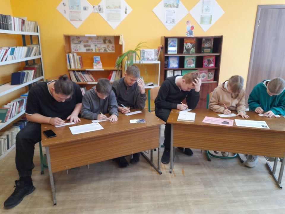 21 ноября в школьной библиотеке "Луганская школа 12" оформлена книжная выставка "Наши умные помощники" к замечательному празднику - День словарей и энциклопедий, который отмечается 22 ноября 21 ноября в школьной библиотеке "Луганская школа 12" оформлена книжная выставка "Наши умные помощники" к замечательному празднику - День словарей и энциклопедий, который отмечается 22 ноября